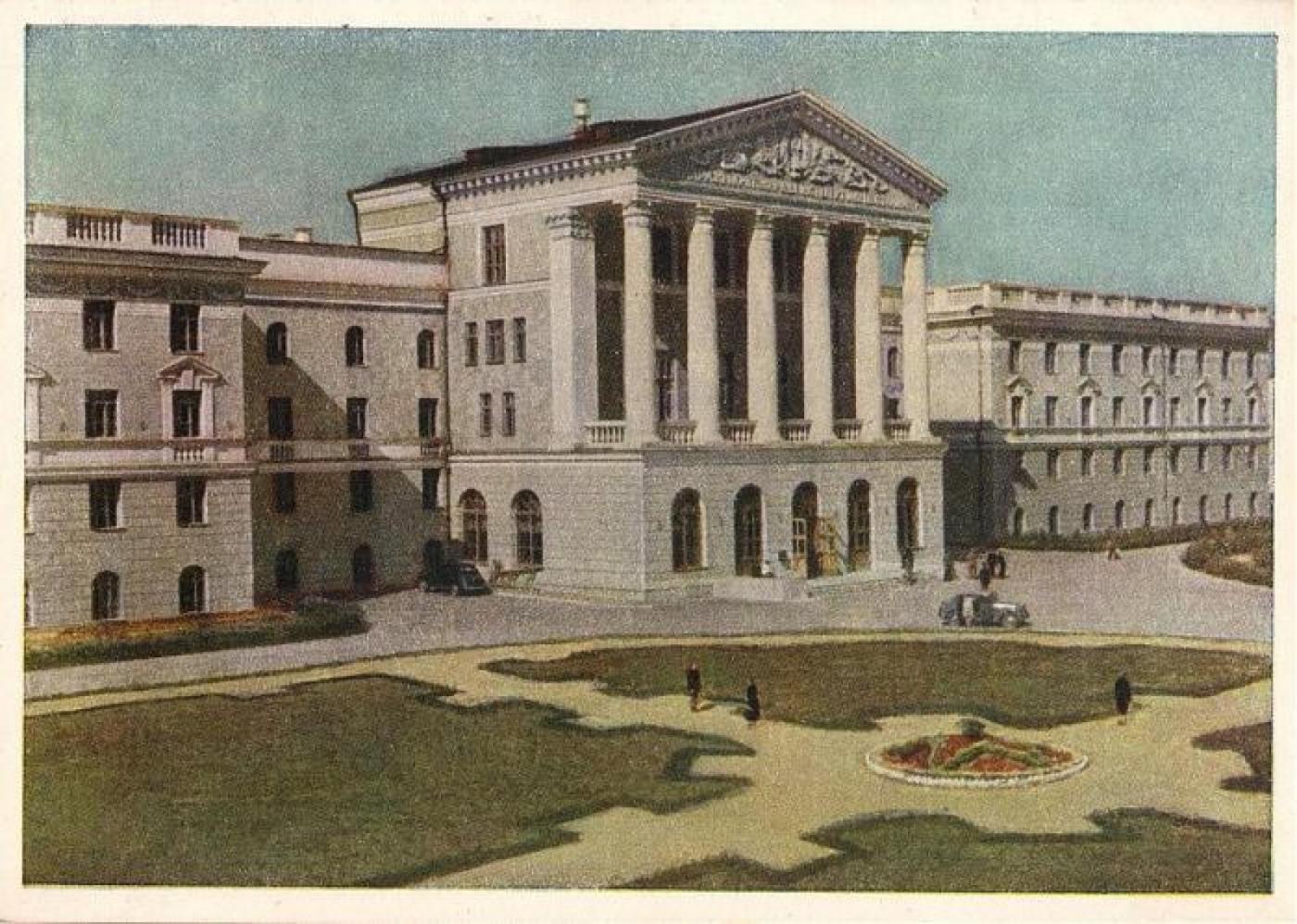 Где и в каких условиях учились студенты в первом 1920/1921 учебном году?